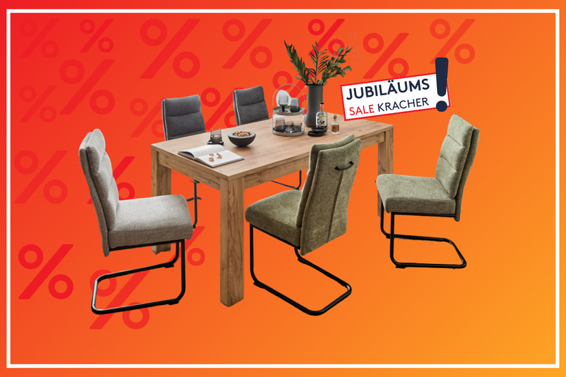 Essgruppe mit rechteckigem Holztisch und sechs gepolsterten Stühlen in Grau und Grün auf orange-rotem Hintergrund mit Prozentzeichen und dem Schriftzug „Jubiläums-Sale Kracher“.